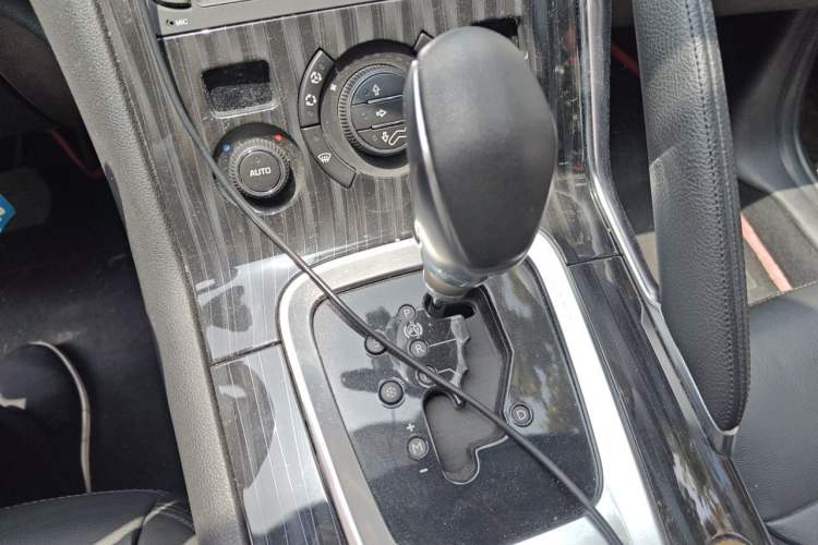 Used Peugeot 3008 2015 1.6THP Automatic Trend Edition Gear Lever
