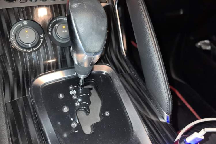 Used Peugeot 3008 2015 1.6THP Automatic Classic Edition Gear Lever