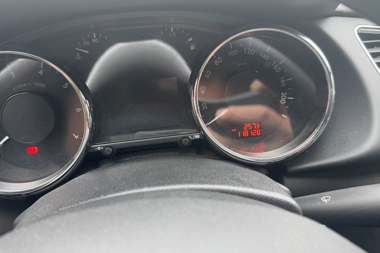 Used Peugeot 3008 2015 2.0L Automatic Classic Edition Odometer Close Up