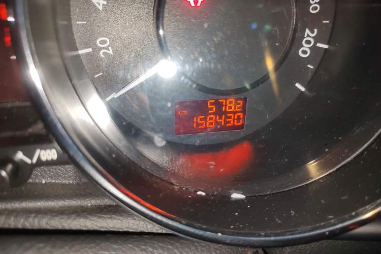 Used Peugeot 3008 2015 2.0L Manual Classic Edition Odometer Close Up