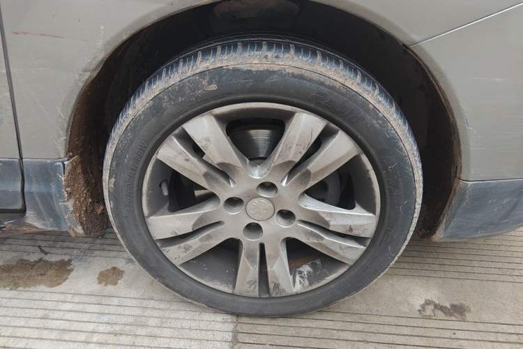 Used Peugeot 3008 2015 1.6THP Automatic Prestige Edition Right Front Wheel Hub