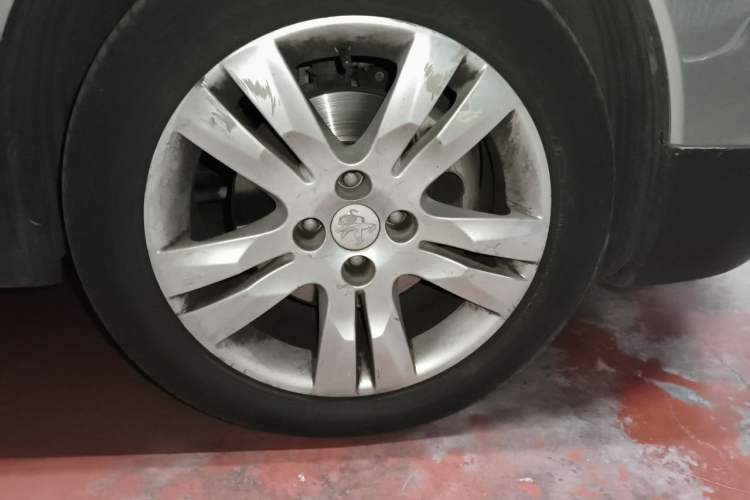 Used Peugeot 3008 2015 1.6THP Automatic Prestige Edition Right Front Wheel Hub
