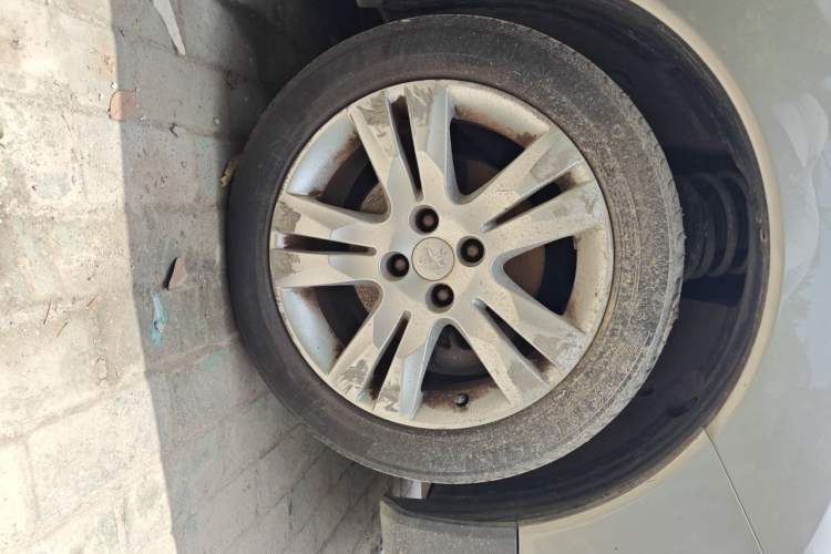 Used Peugeot 3008 2015 1.6THP Automatic Trend Edition Right Front Wheel Hub