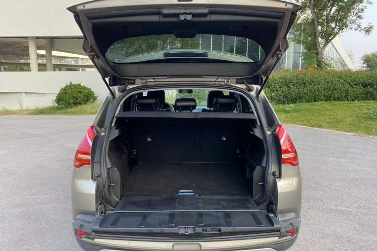 Used Peugeot 3008 2015 1.6THP Automatic Classic Edition Trunk