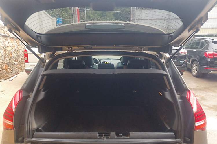 Used Peugeot 3008 2015 2.0L Automatic Trend Edition Trunk