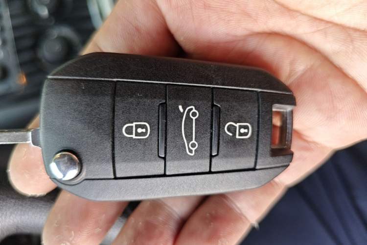 Used Peugeot 3008 2015 2.0L Manual Classic Edition Vehicle Key