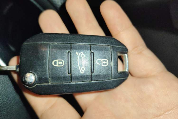 Used Peugeot 3008 2015 2.0L Automatic Classic Edition Vehicle Key