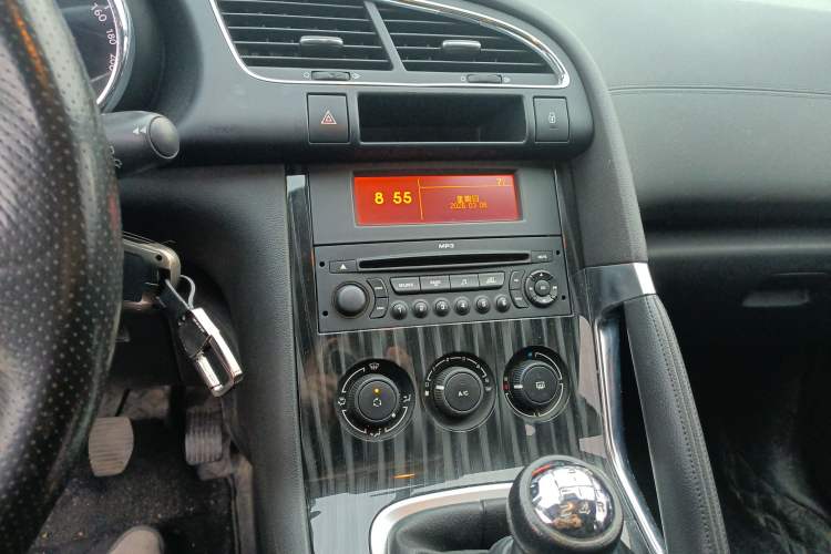 Used Peugeot 3008 2015 2.0L Manual Classic Edition Audio And AC Panel