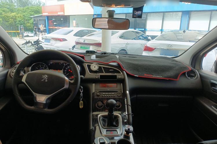 Used Peugeot 3008 2015 2.0L Manual Classic Edition Center Console