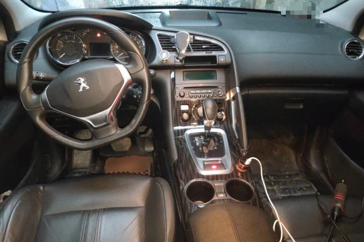 Used Peugeot 3008 2015 2.0L Automatic Trend Edition Center Console