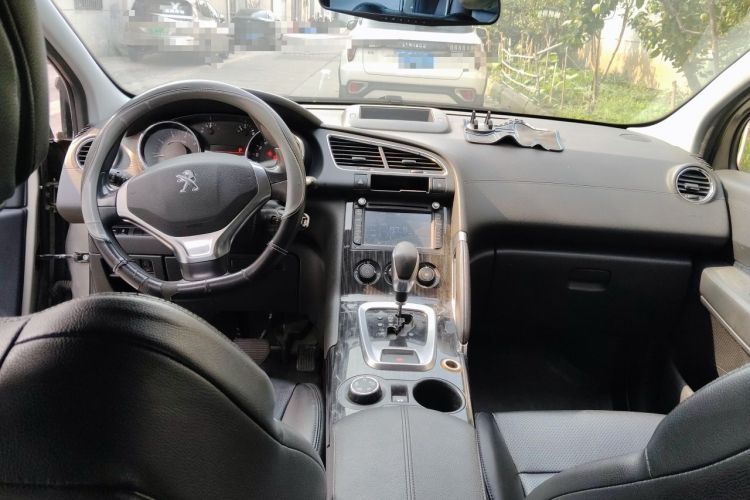 Used Peugeot 3008 2015 1.6THP Automatic Classic Edition Center Console