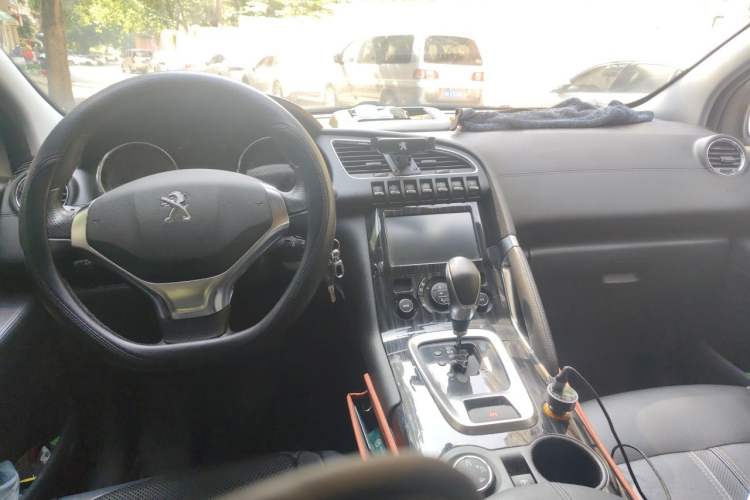 Used Peugeot 3008 2015 1.6THP Automatic Prestige Edition Center Console