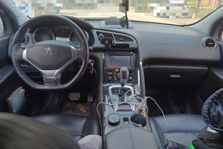 Used Peugeot 3008 2015 1.6THP Automatic Trend Edition Center Console