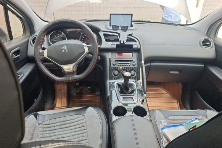 Used Peugeot 3008 2015 2.0L Manual Classic Edition Center Console