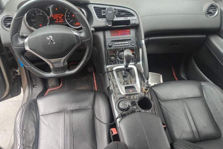 Used Peugeot 3008 2015 1.6THP Automatic Trend Edition Center Console
