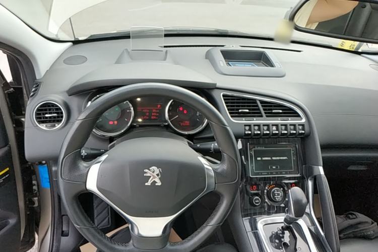 Used Peugeot 3008 2015 1.6THP Automatic Prestige Edition Center Console