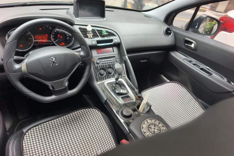 Used Peugeot 3008 2015 1.6THP Automatic Classic Edition Center Console
