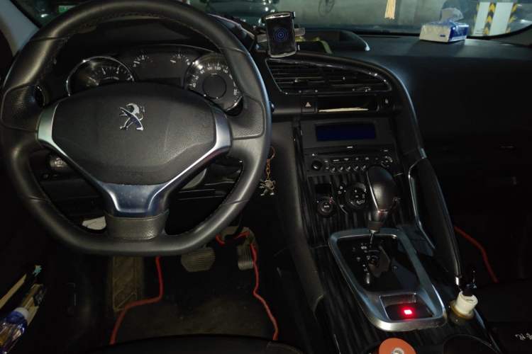 Used Peugeot 3008 2015 2.0L Automatic Trend Edition Center Console