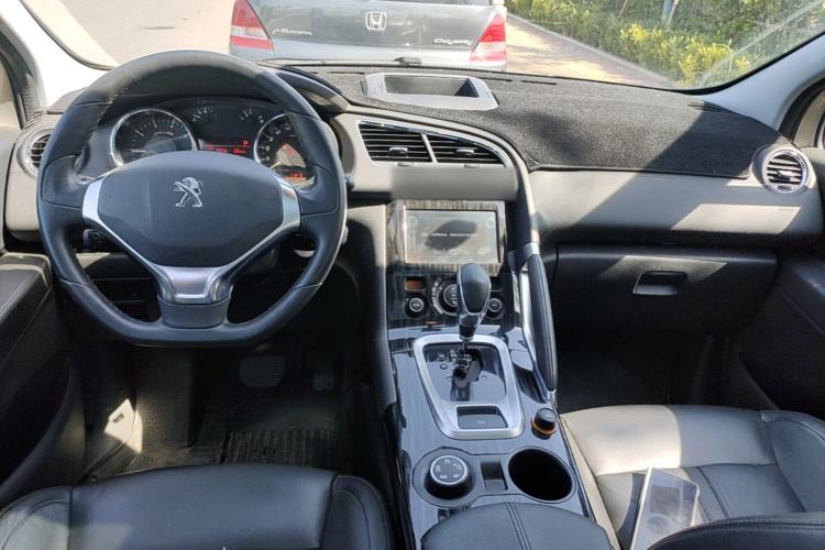 Used Peugeot 3008 2015 1.6THP Automatic Prestige Edition Center Console