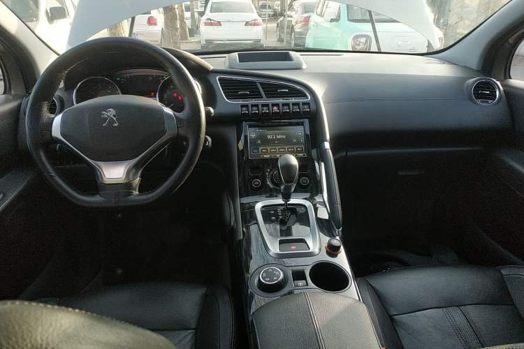 Used Peugeot 3008 2015 1.6THP Automatic Prestige Edition Center Console