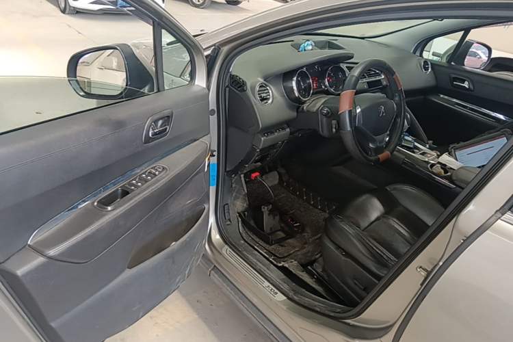 Used Peugeot 3008 2015 2.0L Automatic Trend Edition Driver Seat