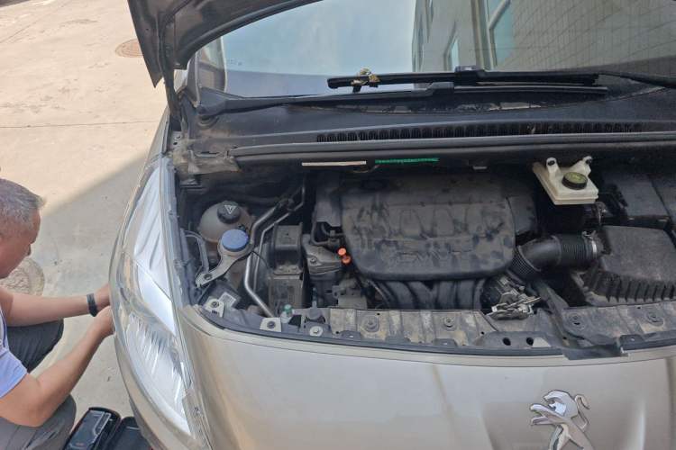 Used Peugeot 3008 2015 2.0L Manual Classic Edition Engine Bay Right