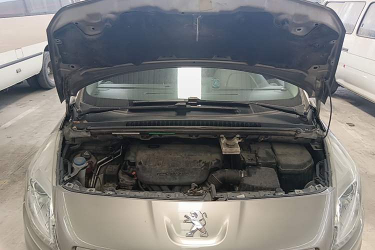 Used Peugeot 3008 2015 2.0L Automatic Trend Edition Engine Bay