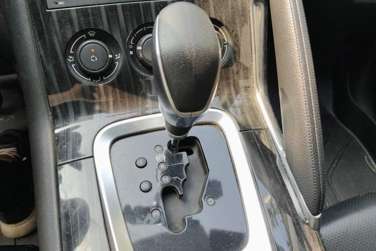 Used Peugeot 3008 2015 1.6THP Automatic Classic Edition Gear Lever
