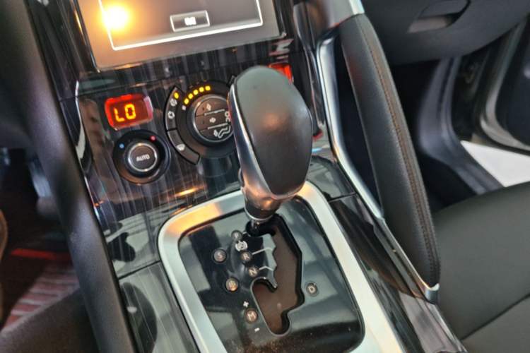 Used Peugeot 3008 2015 1.6THP Automatic Prestige Edition Gear Lever