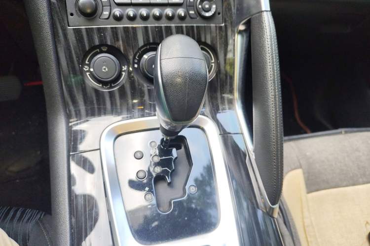 Used Peugeot 3008 2015 2.0L Automatic Classic Edition Gear Lever