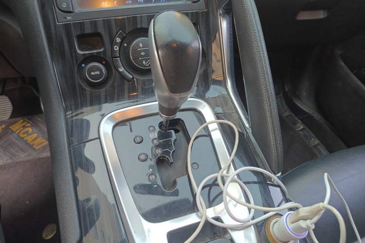 Used Peugeot 3008 2015 1.6THP Automatic Trend Edition Gear Lever