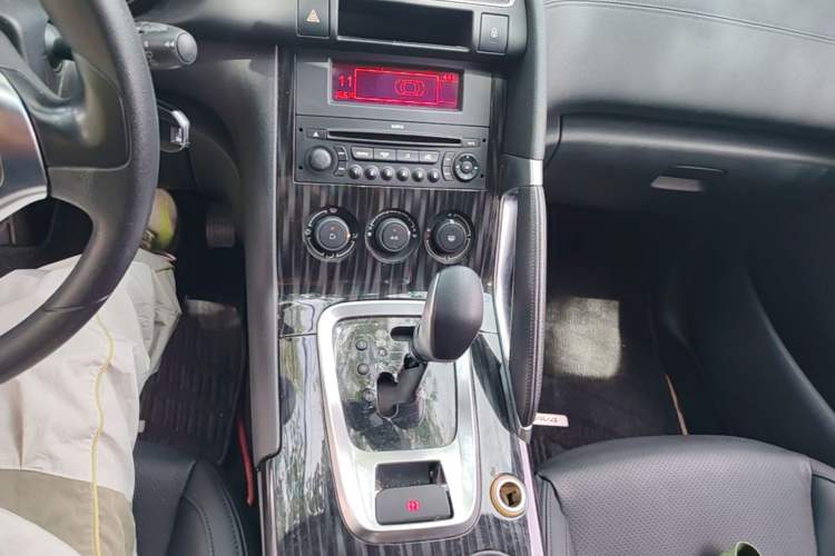 Used Peugeot 3008 2015 1.6THP Automatic Classic Edition Gear Lever