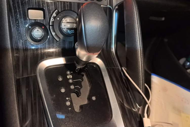 Used Peugeot 3008 2015 2.0L Automatic Trend Edition Gear Lever