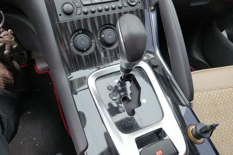Used Peugeot 3008 2015 2.0L Automatic Classic Edition Gear Lever