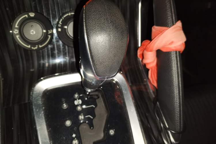 Used Peugeot 3008 2015 2.0L Automatic Classic Edition Gear Lever