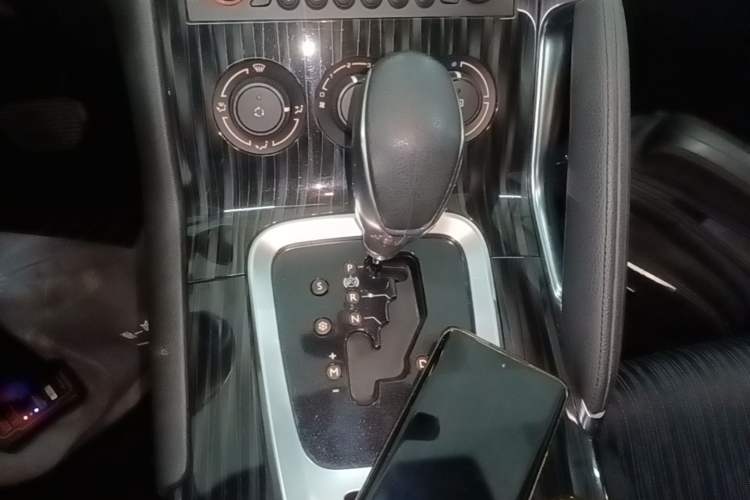 Used Peugeot 3008 2015 1.6THP Automatic Classic Edition Gear Lever