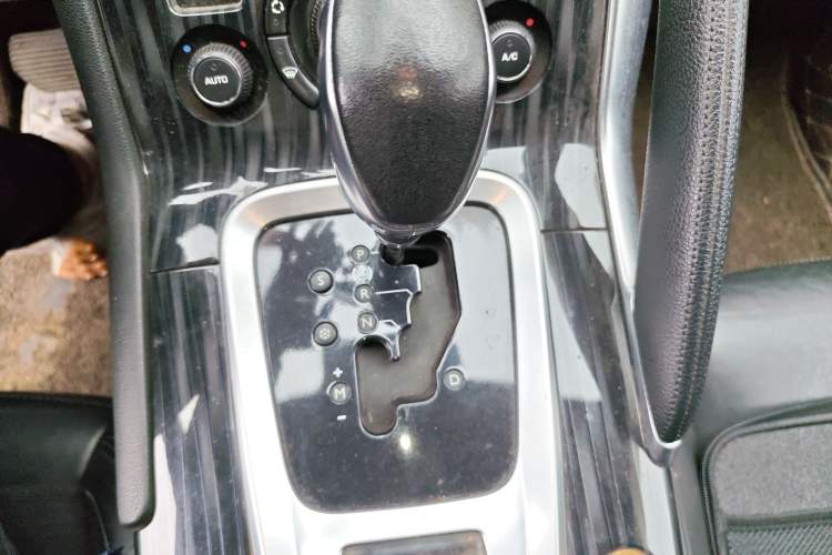 Used Peugeot 3008 2015 2.0L Automatic Trend Edition Gear Lever