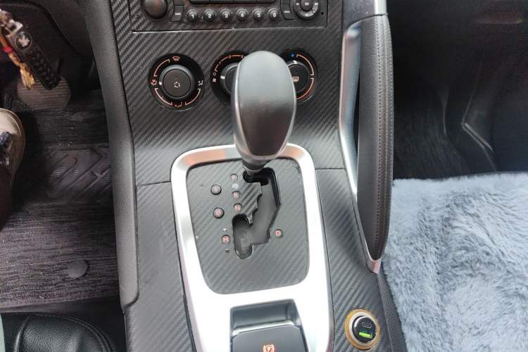 Used Peugeot 3008 2015 1.6THP Automatic Classic Edition Gear Lever