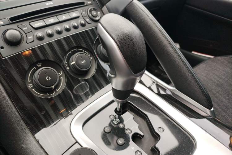 Used Peugeot 3008 2015 2.0L Automatic Classic Edition Gear Lever