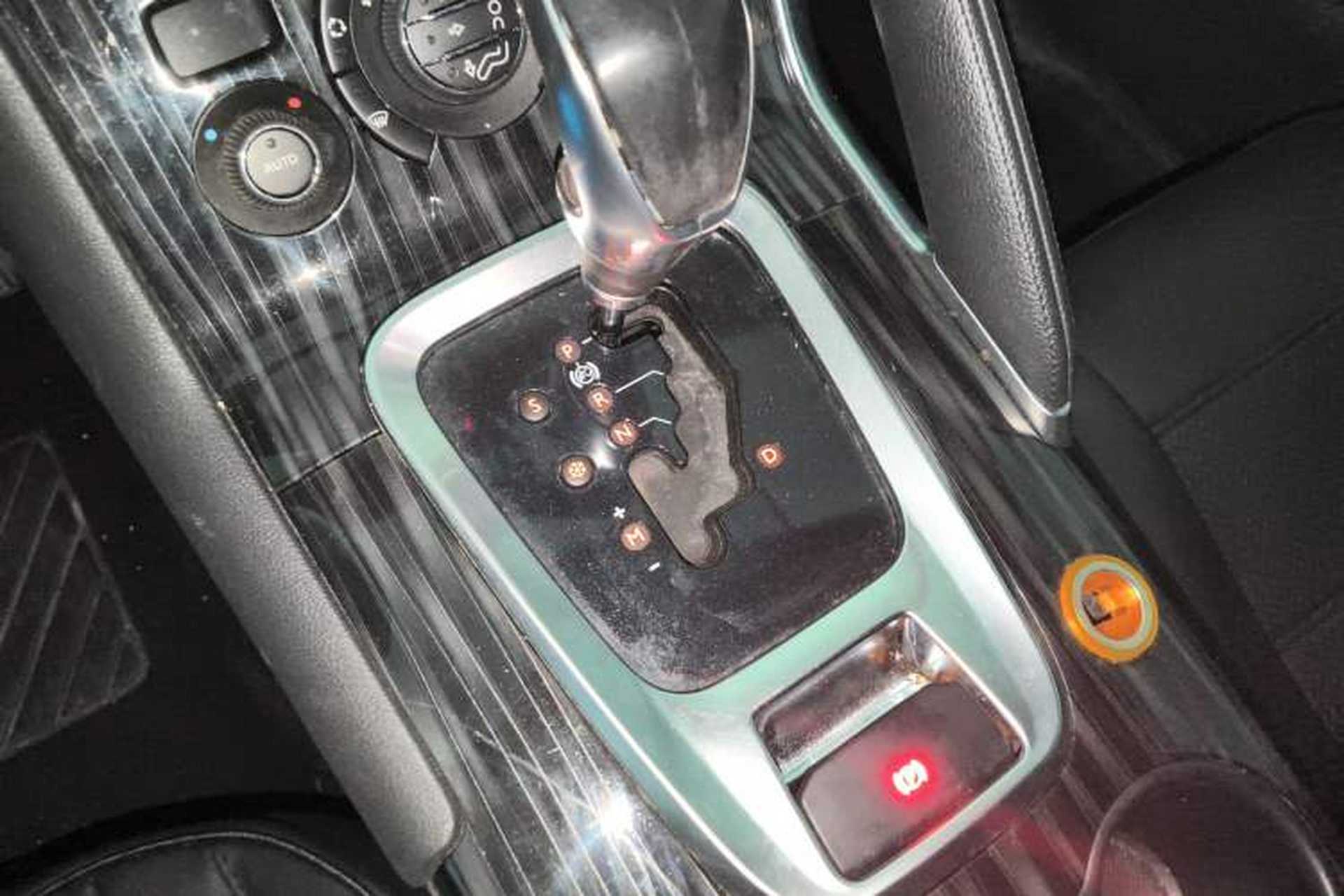 Used Peugeot 3008 2015 2.0L Automatic Trend Edition Gear Lever