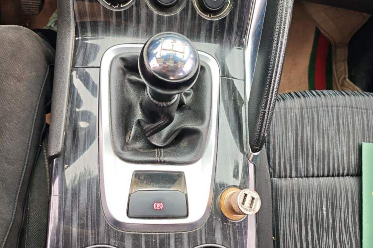Used Peugeot 3008 2015 2.0L Manual Classic Edition Gear Lever