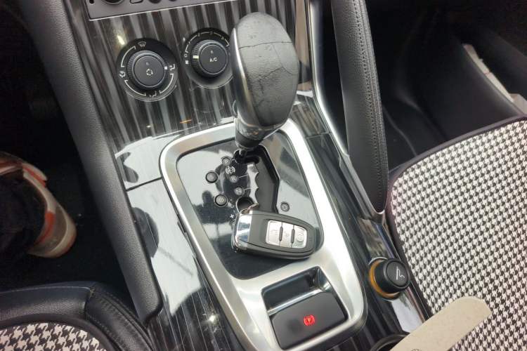 Used Peugeot 3008 2015 1.6THP Automatic Classic Edition Gear Lever