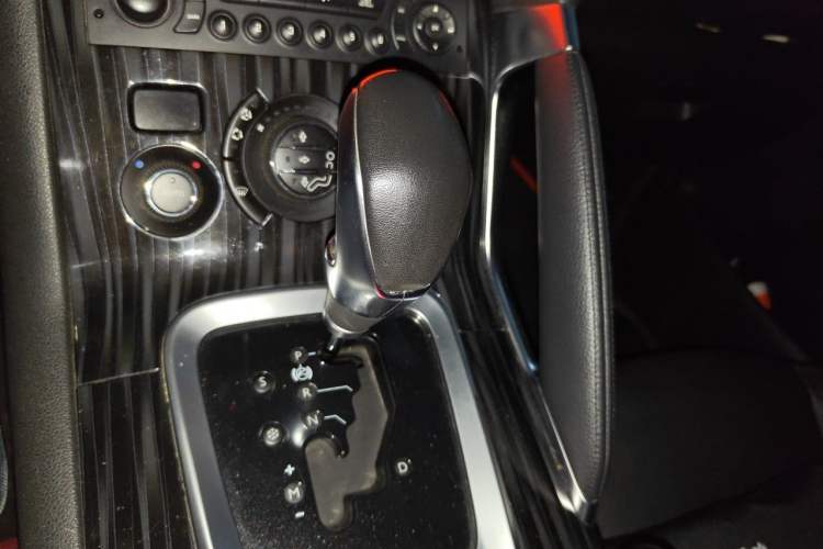 Used Peugeot 3008 2015 2.0L Automatic Trend Edition Gear Lever