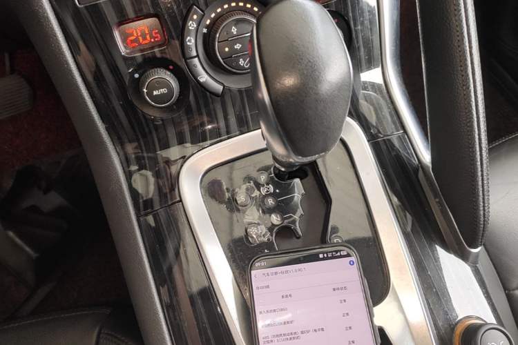 Used Peugeot 3008 2015 2.0L Automatic Trend Edition Gear Lever