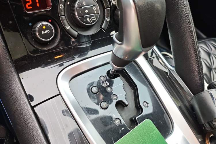 Used Peugeot 3008 2015 2.0L Automatic Trend Edition Gear Lever