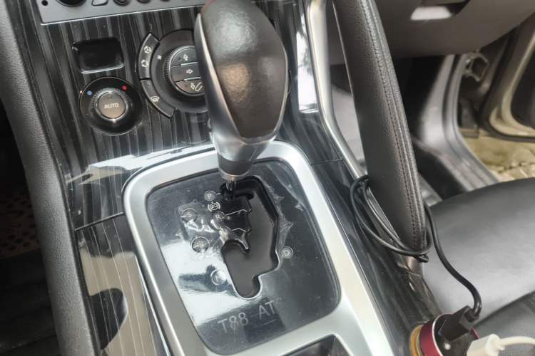 Used Peugeot 3008 2015 2.0L Automatic Trend Edition Gear Lever
