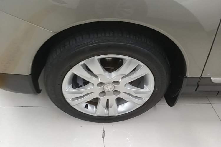 Used Peugeot 3008 2015 1.6THP Automatic Classic Edition Left Front Wheel Hub