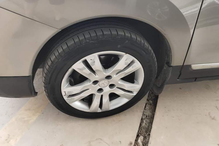 Used Peugeot 3008 2015 2.0L Automatic Trend Edition Left Front Wheel Hub