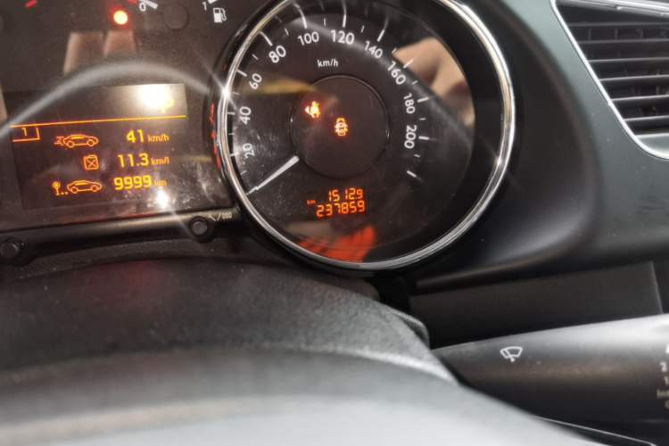 Used Peugeot 3008 2015 2.0L Automatic Classic Edition Odometer Close Up