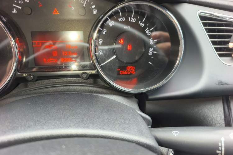 Used Peugeot 3008 2015 1.6THP Automatic Classic Edition Odometer Close Up
